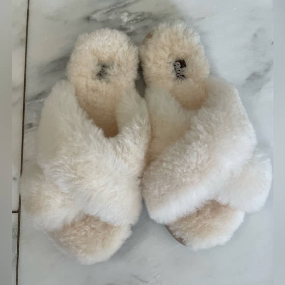 NWOT Lamo, size medium (7-9), ivory fuzzy crossover strap faux fur slippers - Picture 2 of 8